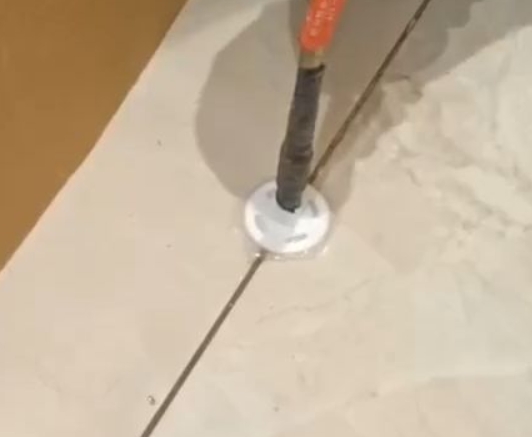 下城瓷砖空鼓维修公司专业解答瓷砖在铺贴过程中，如果没有涂抹均匀到位的粘结材料（如水泥砂浆或瓷砖胶），可能会导致以下问题